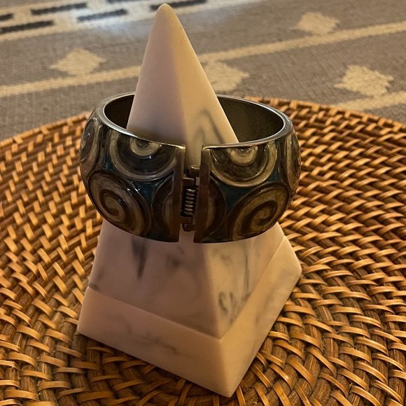 🐝 2 for $10🐝 Hinged Metal Bracelet - Picture 3 of 4